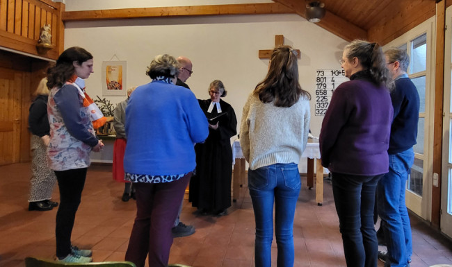 Dr. Olaf Kühl-Freudenstein wird im Kreis des Kirchenvorstands Gottes Segen zugesprochen.