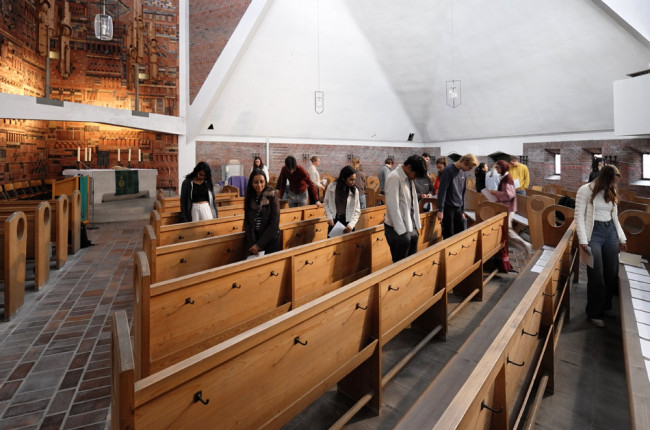 Studierende beim Seminar „Skandinavische Architektur – Nordic Architecture 2026“ in der Erlöserkirche.