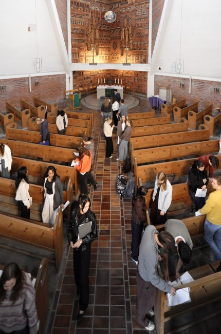 Studierende beim Seminar „Skandinavische Architektur – Nordic Architecture 2026“ in der Erlöserkirche.