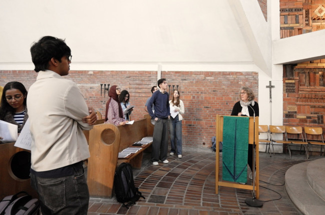 Pfarrerin Vincent und Studierende beim Seminar „Skandinavische Architektur – Nordic Architecture 2026“ in der Erlöserkirche.