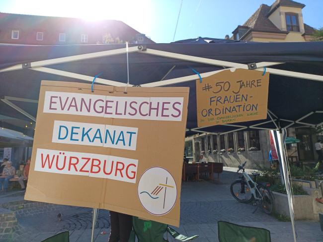 Der Stand des evangelischen Dekanats Würzburg zu 50 Jahre Frauenordination in Bayern