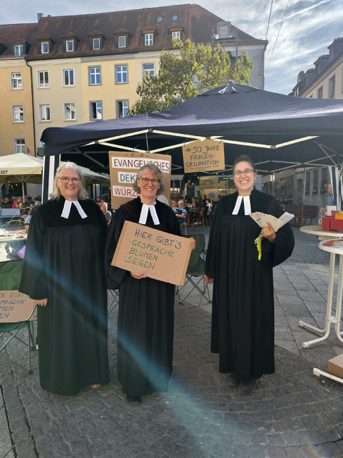 Drei Pfarrerinnen im Talar