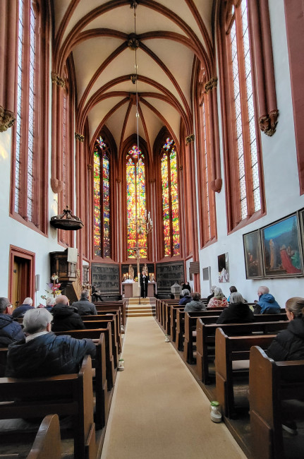 Die Fenster der Deutschhauskirche - beleuchtet von der Sonne am frühen Ostermorgen.