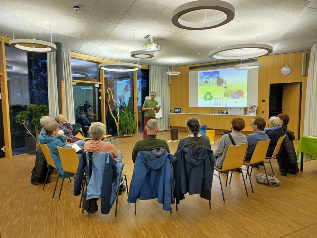 Teilnehmer bei der Infoveranstalltung in der Umweltstation in Würzburg zum Thema "Müll trennen - aber richtig"