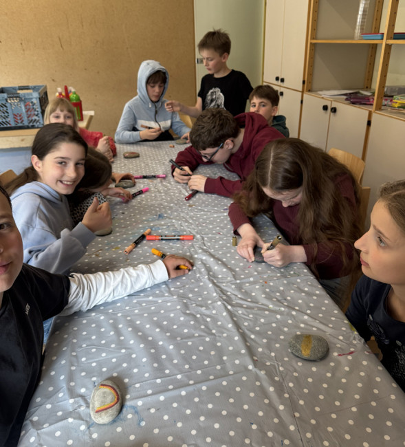 Kinder bei der Kinderfreizeit: bemalen Steine