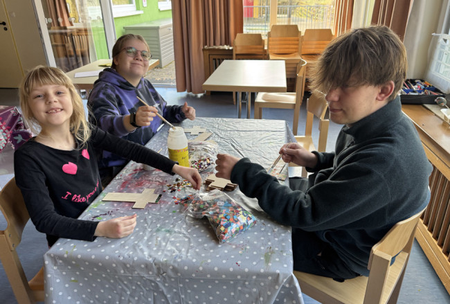 Kinder bei der Kinderfreizeit: gestalten Kreuze