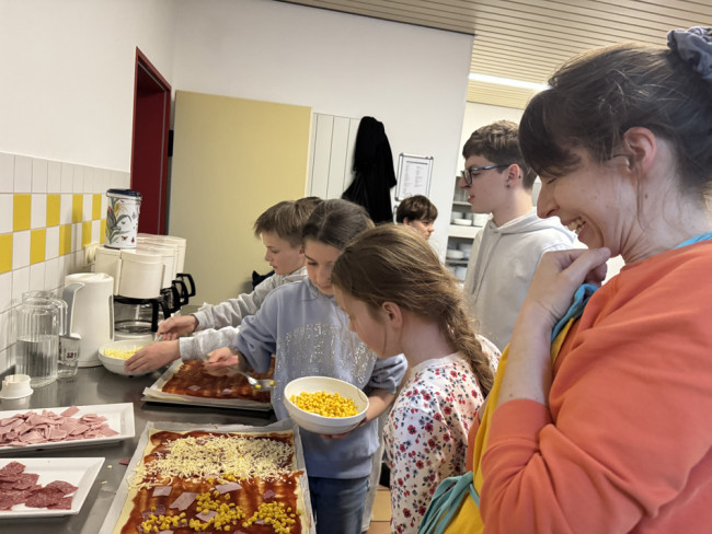 Kinder bei der Kinderfreizeit: belegen Pizza