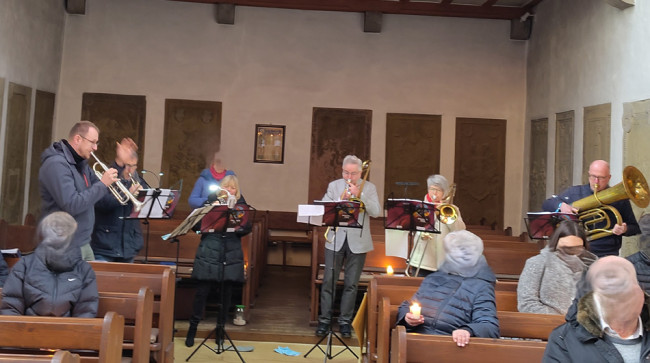 Der Posaunenchor spielt bei der Feier der Osternacht in der Deutschhauskirche