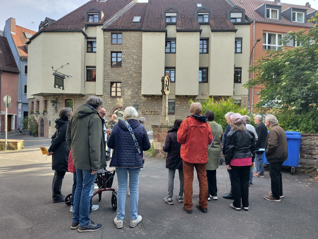 Abendgottesdienst auf dem Weg – im Zeichen der Muschel: Am Bildstock.