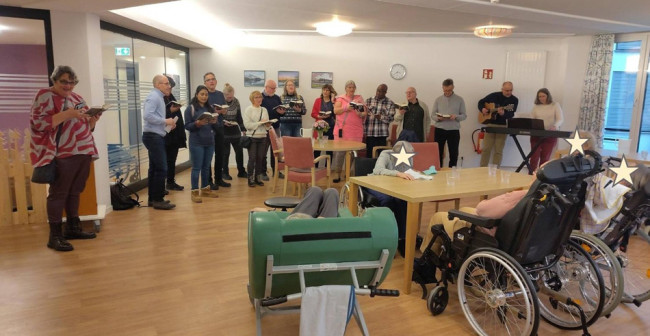 Menschen des Forums „Internationale Christen für die Stadt“ singen für Bewohner im Marie-Juchacz-Haus der AWO/Würzburg. 