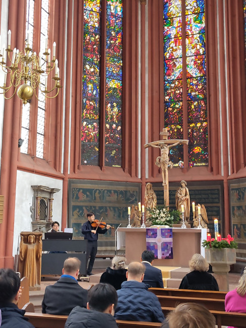 Musiker beim deutsch-koreanischen Gottesdienst im Chorraum der Deutschhauskirche.