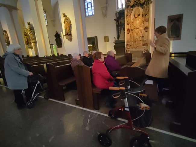 Der Seniorenkreises im Inneren des Würzburger Doms bei der Führung