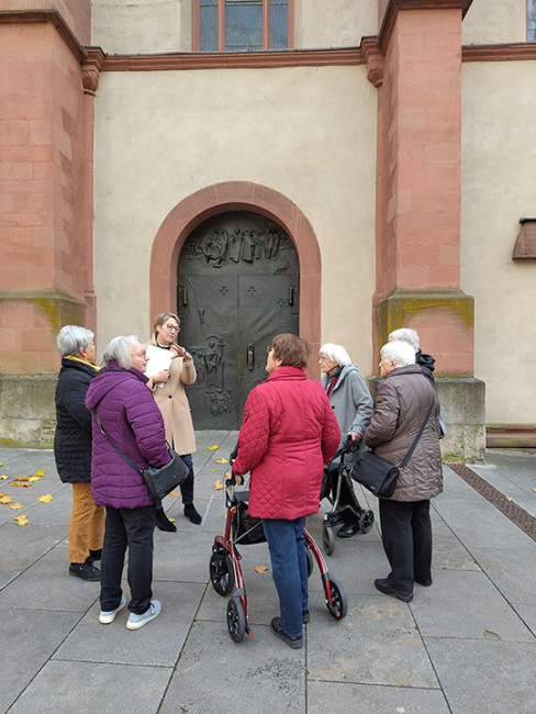 Der Seniorenkreises vor dem Würzburger Doms bei der Führung