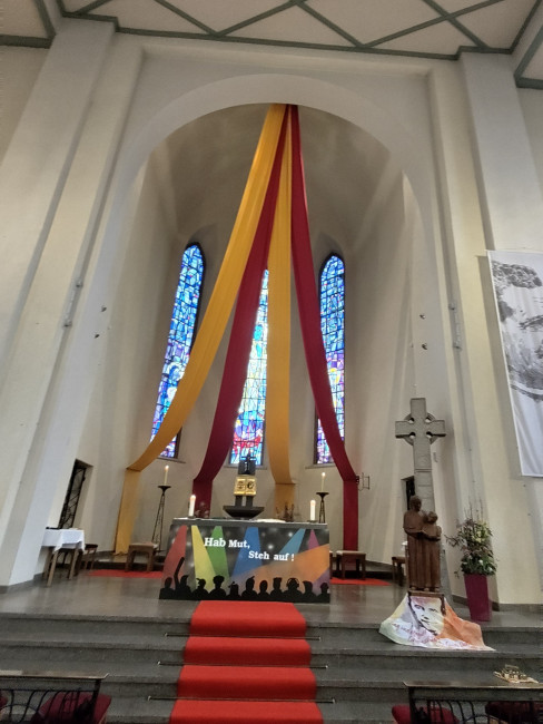 Für den Gottesdienst zum Don Bosco Fest geschmückter Altar der Don Bosco-Kirche mit dem Thema des Katholikentags: "Hab Mut - steh auf"
