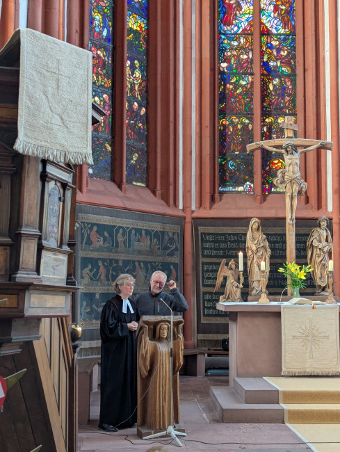 Dialogpredigt: Paulus und der Gefängnisaufseher im Gespräch. Erzählt wurde das von John und Tanja Vincent.