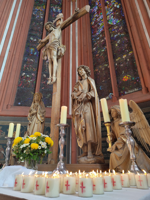 Kerzen auf dem Altar der Deutschhauskirche zum Gedenken an die Verstobenen des vergangenen Jahres.