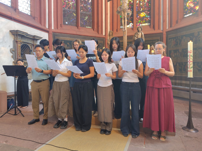 Der Chor der koreanischen Gemeinde singt im Gottesdienst