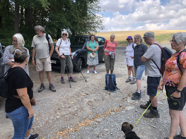 Die Wandergruppe wartet noch vor dem Losgehen am Treffpunkt.