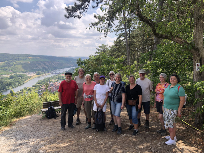 Die Wandergruppe am Erlabrunner Käppele mit Erlabrunn im Hintergrund.