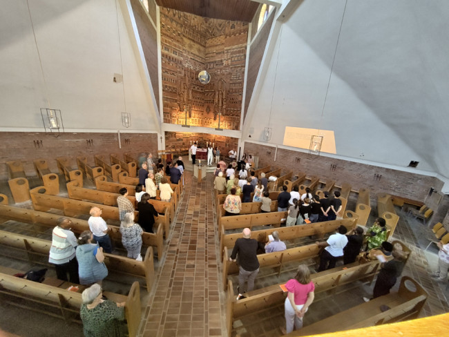 Internationaler Gottesdienst am Pfingstmontag: Blick von der Orgelempore der Erlöserkirche