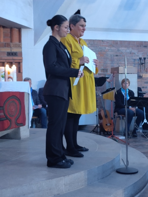 Jugendbeauftragte Lena Schreml und Vertrauensperson des Kirchenvorstandes Tanja Metzger