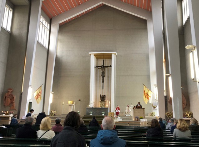 Pfarrerin Tanja Vincent predigt beim Kanzeltausch in der katholischen Kirche St. Elisabeth. 