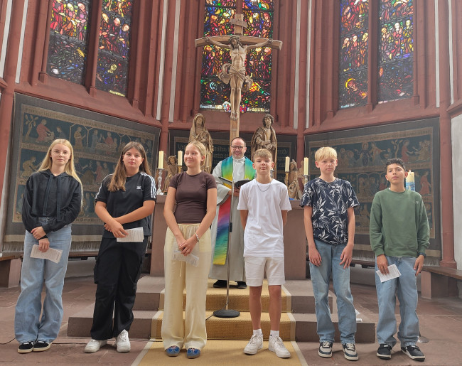 Die Konfigruppe 2025 - 2026: 3 Konfirmandinnen und 3 Konfirmanden am Altar der Deutschhauskirche