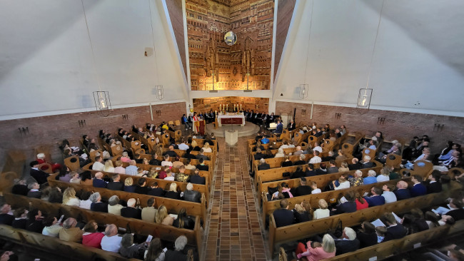 Konfirmationsgottesdienst in der Erlöserkirche: Eine volle Kirche!