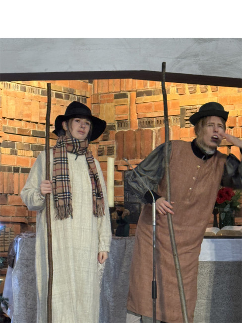 Zwei "Hirten" beim Krippenspiel in der Erlöserkirche.