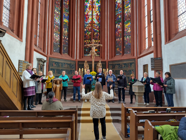 Der Chor Marengomo beim Singen im Gottesdienst in der Deutschhauskirche.