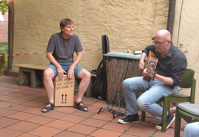 Musikalischer Reisesegen: Die Musiker in Aktion.