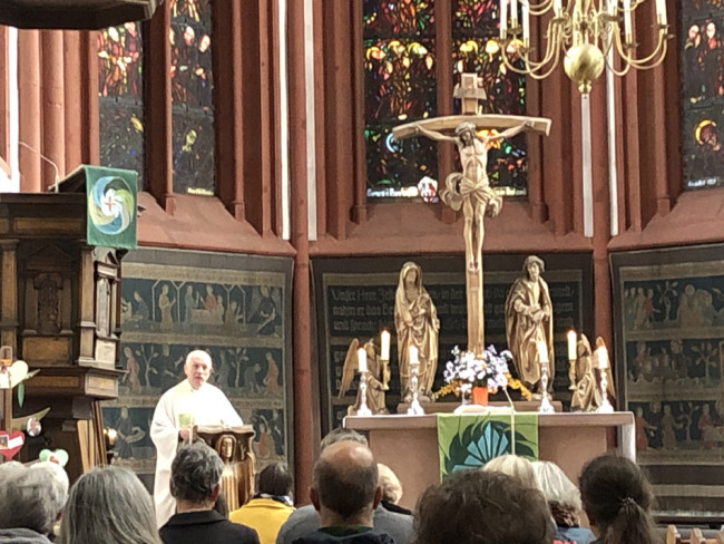 Pfarrer Spöckl predigt am Ambo (Lesepult) in der Deutschhauskirche