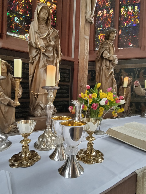 De frisch restaurierten Abendmahlsgeräte auf dem Alter der Deutschhauskirche