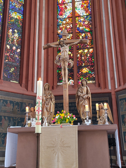 Der Alter der Deutschhauskirche mit Osterkerze am Ostersonntag