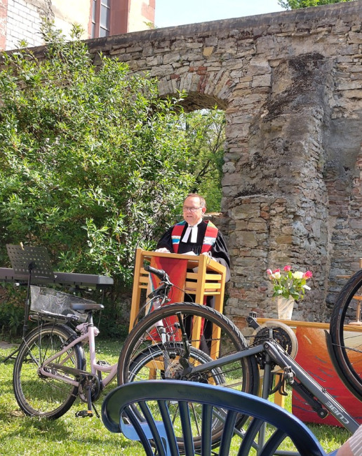 Pfarrer Peter Fuchs beim Radfahrergottesdienst im Mai 2026