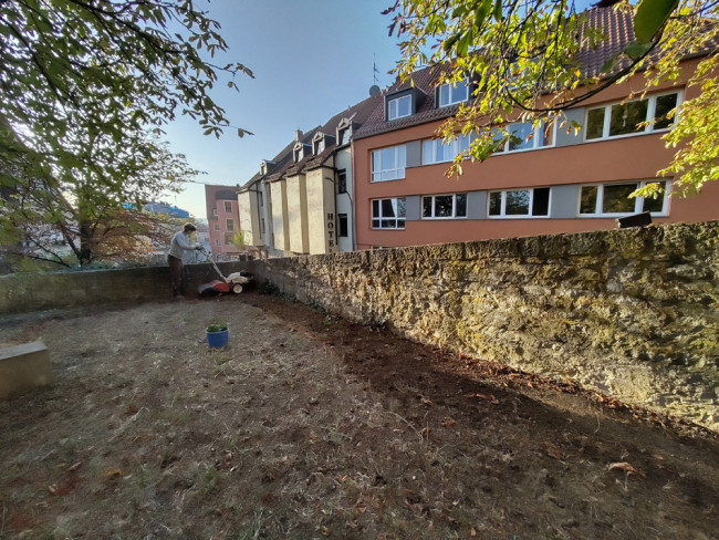 Pflanzaktion: Mitarbeiter der Firma GartenRaum im Kirchgarten