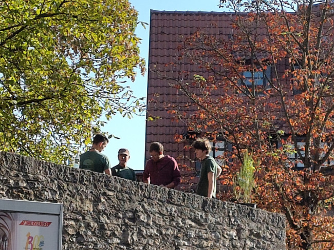 Pflanzaktion: Mitarbeiter der Firma GartenRaum im Kirchgarten