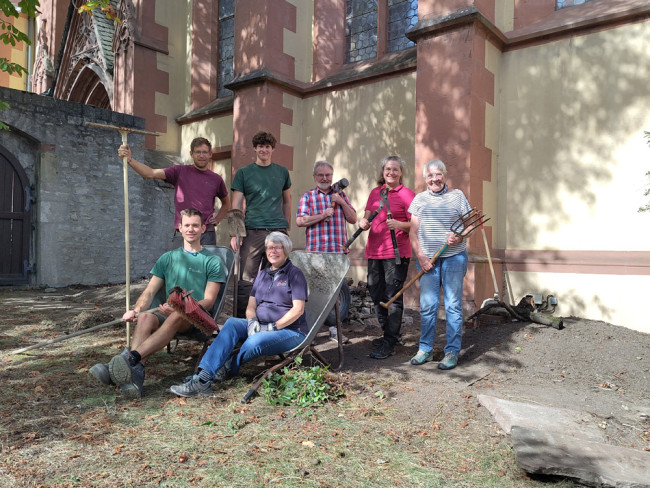 Ein Teil der Aktiven bei der Pflanzaktion: Mitarbeiter der Firma GartenRaum und Ehrenamtliche aus unserer Gemeinde