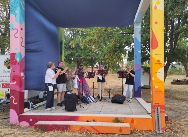 Abendgottesdienst bei der Umweltstation: Der Posaunenchor spielt unter dem bunten Pavillon.