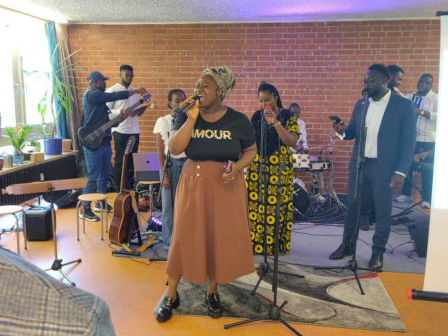 Mehrere Sänger:Innen und Musiker beim Gottesdienst der Redeemed Christian Church of God