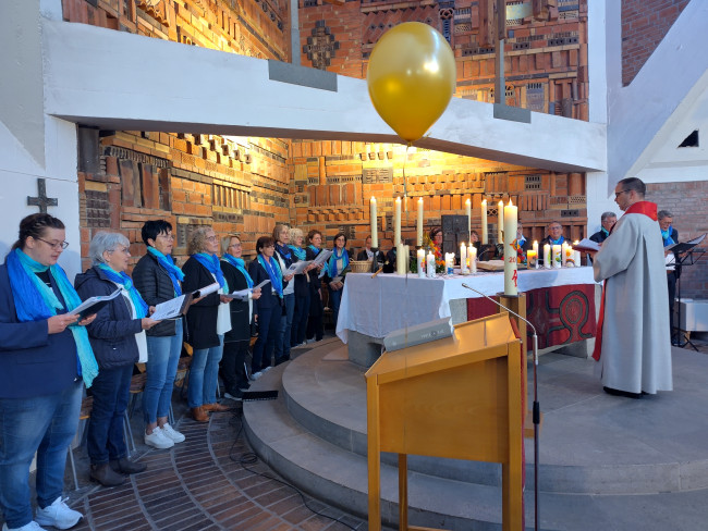 s’Chörle aus Zellingen und Diakon Rothmann am Altar