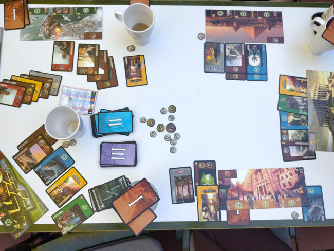 Das Spiel 7 Wonders auf einem Tisch ausgebreitet