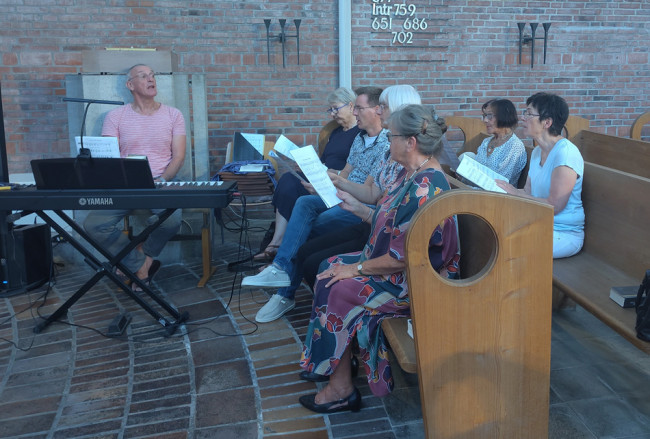 Mitglieder der Kantorei beim Gottesdienst mit Taizé-Liedern in der Erlöserkirche.