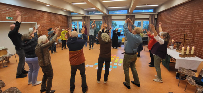 Die Gottesdienstbesucher tanzen im Kreis.