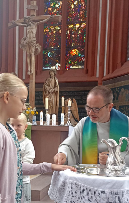 Kinder und Diakon Rothmann bei der Tauferinnerung in der Deutschhauskirche