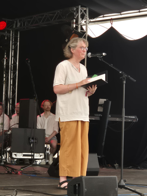Pfarrerin Tanja Vincent auf der Bühne beim Gottesdienst bei Umsonst & Draußen