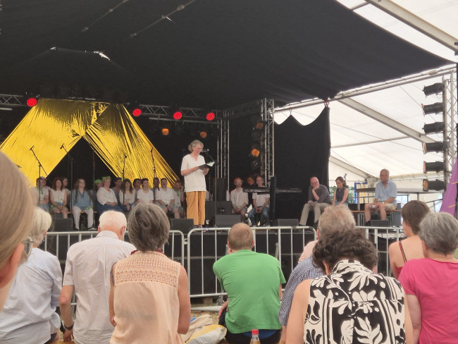 Bühne beim Gottesdienst bei Umsonst & Draußen