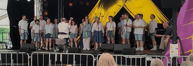 Chor Sotto Voce auf der Bühne beim Gottesdienst bei Umsonst & Draußen