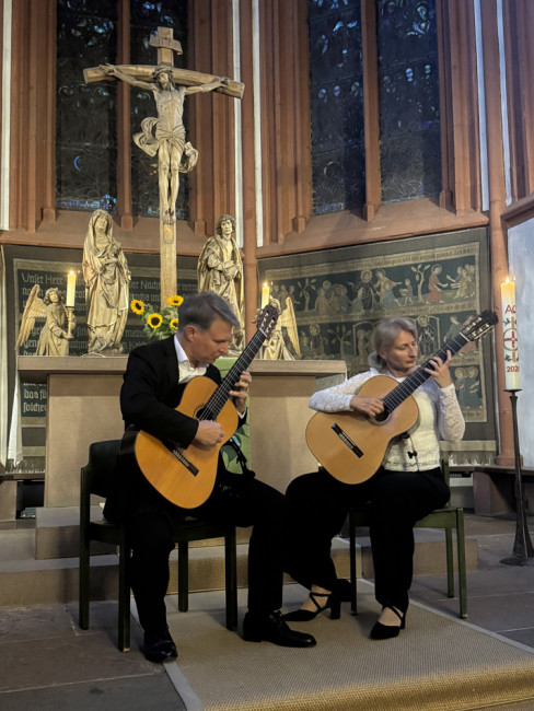 Das Würzburger Gitarrenduo guitartes spielt vor dem Altar in der Deutschhauskirche.